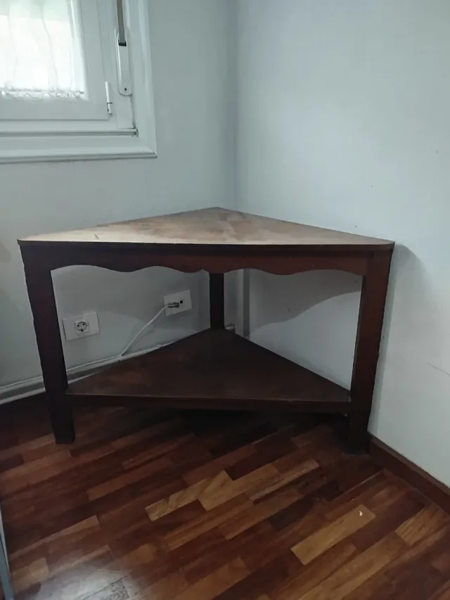 Mesa esquinera de madera
