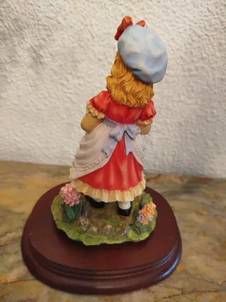 Figura niña  con base de madera