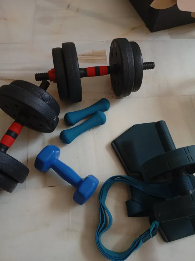 Lote de pesas y accesorios fitness