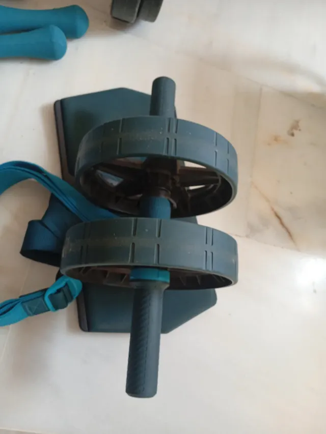 Lote de pesas y accesorios fitness