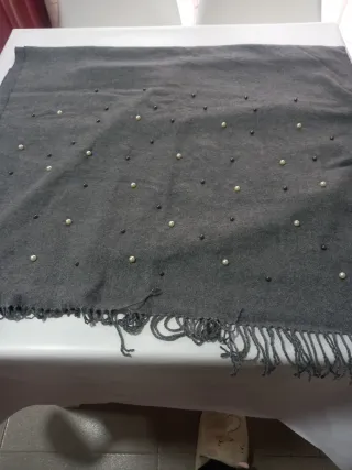 Pareo bufanda gris con perlas