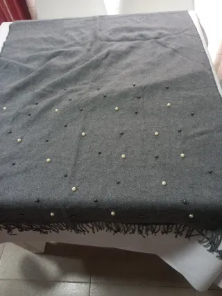 Pareo bufanda gris con perlas