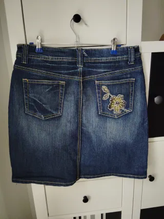 Falda vaquera con bordado floral