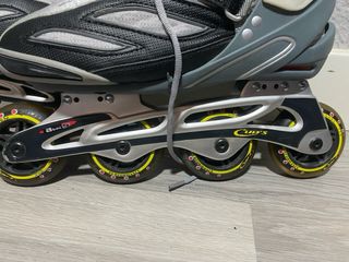 Patines en línea plateados y blancos