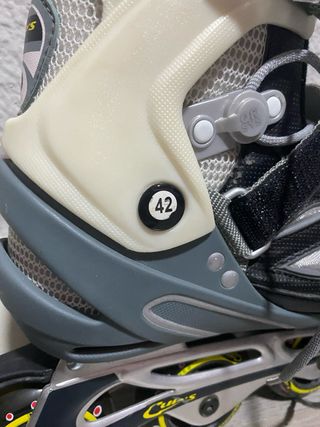 Patines en línea plateados y blancos