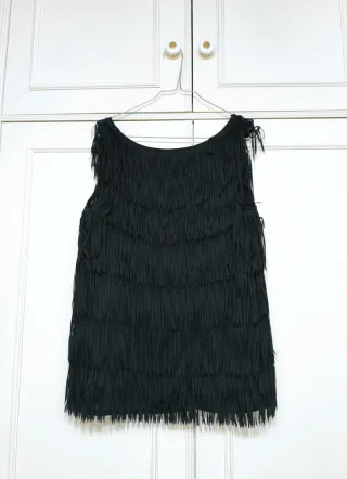 Blusa negra con flecos de Sfera