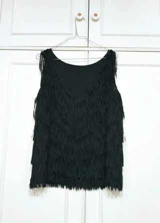 Blusa negra con flecos de Sfera