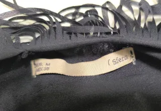 Blusa negra con flecos de Sfera