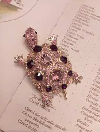 Broche Tortuga Acero Dorado y Rosa