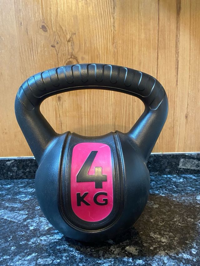 Material deportivo: Barra, discos, kettlebell step