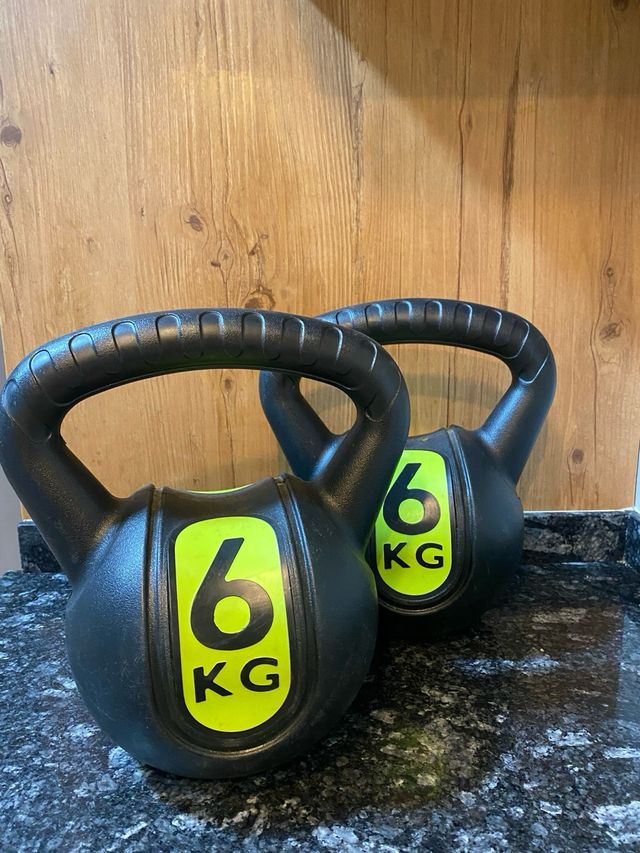 Material deportivo: Barra, discos, kettlebell step