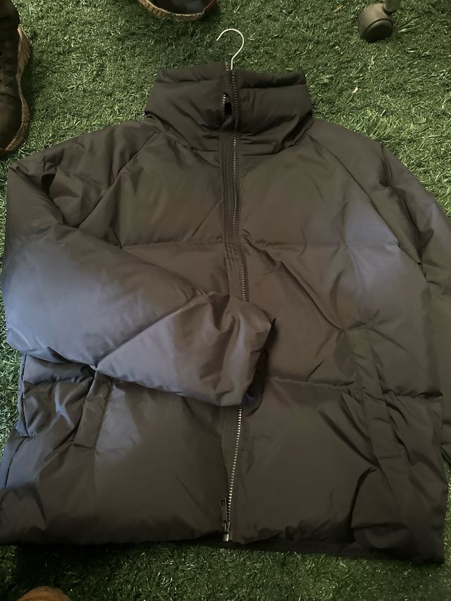 Abrigo negro acolchado