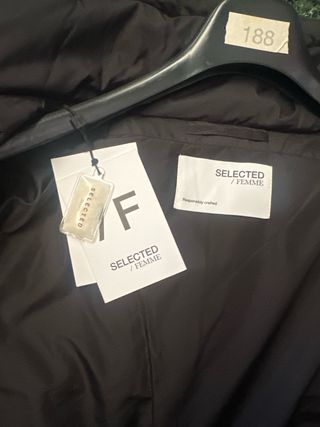 Abrigo negro acolchado