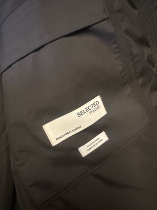 Abrigo negro acolchado