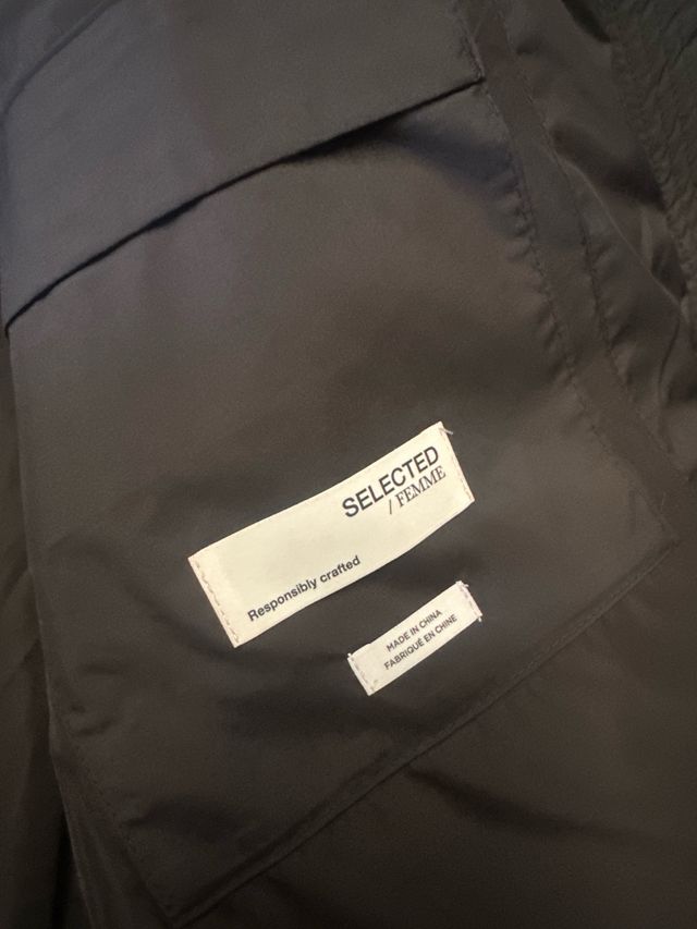 Abrigo negro acolchado