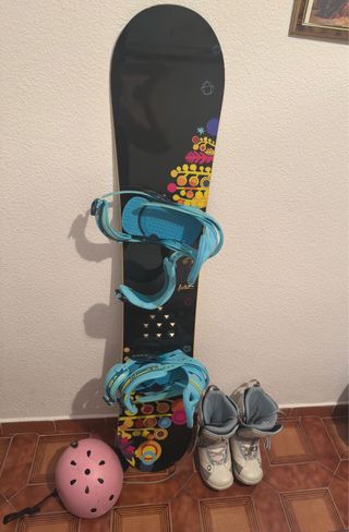 Tabla de snowboard con fijaciones, botas y casco