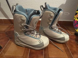 Tabla de snowboard con fijaciones, botas y casco