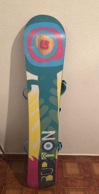 Tabla de snowboard con fijaciones, botas y casco