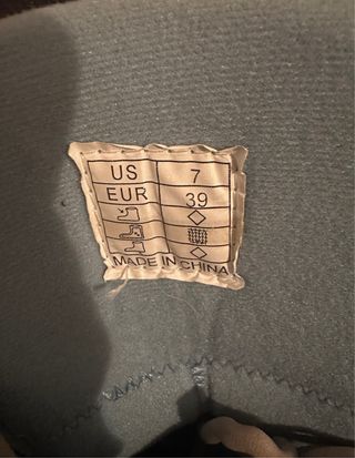 Tabla de snowboard con fijaciones, botas y casco