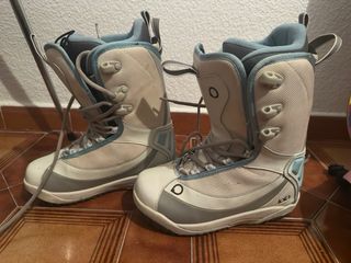 Tabla de snowboard con fijaciones, botas y casco