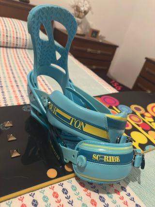 Tabla de snowboard con fijaciones, botas y casco