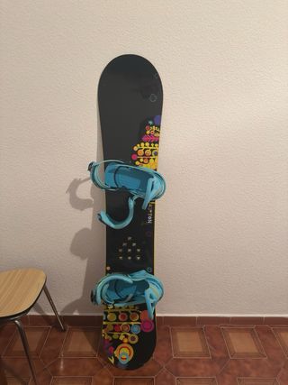 Tabla de snowboard con fijaciones, botas y casco