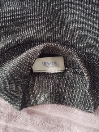 Camiseta plateada cuello alto sin mangas