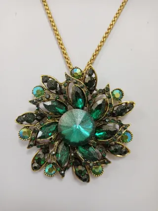 Collana con fiore gioiello