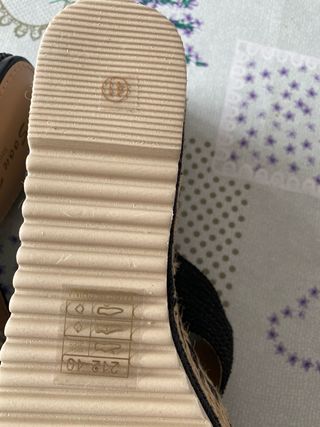 Sandalias de cuña Soon her negras y beige