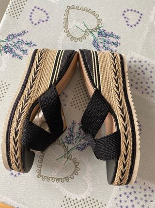 Sandalias de cuña Soon her negras y beige