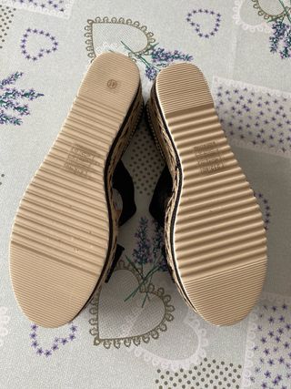 Sandalias de cuña Soon her negras y beige