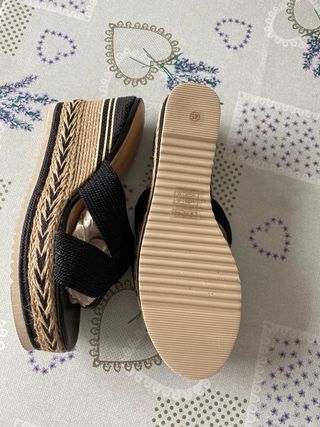 Sandalias de cuña Soon her negras y beige