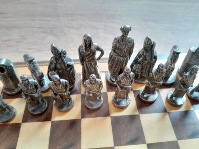 Ajedrez de metal con figuras detalladas