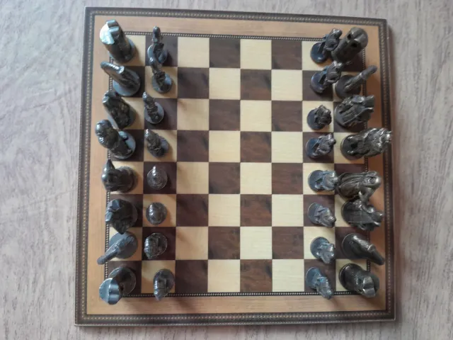 Ajedrez de metal con figuras detalladas