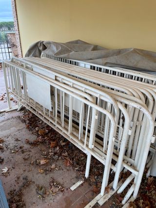 Vallas metálicas blancas