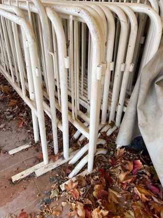 Vallas metálicas blancas