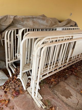 Vallas metálicas blancas