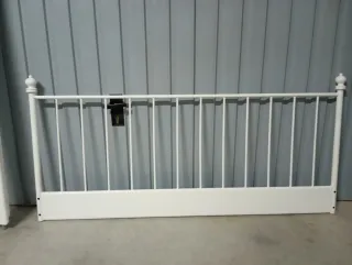 Cama metálica blanca