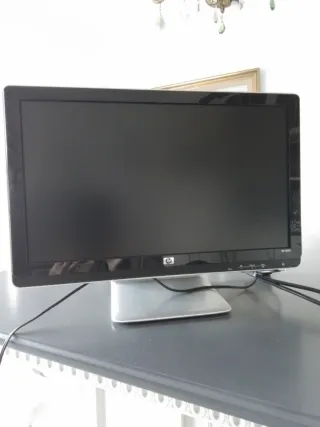 Monitor HP con cavi