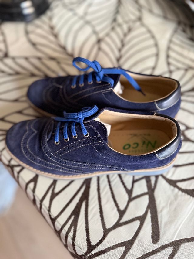 Zapatos  de ante azules para niños, con cordones