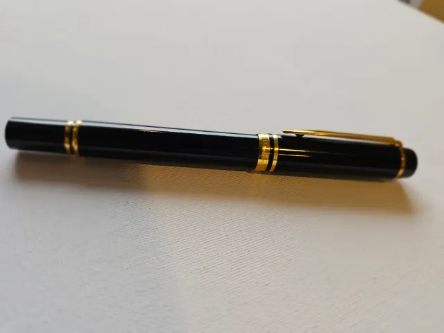 Pluma Estilográfica Waterman Negra y Dorada