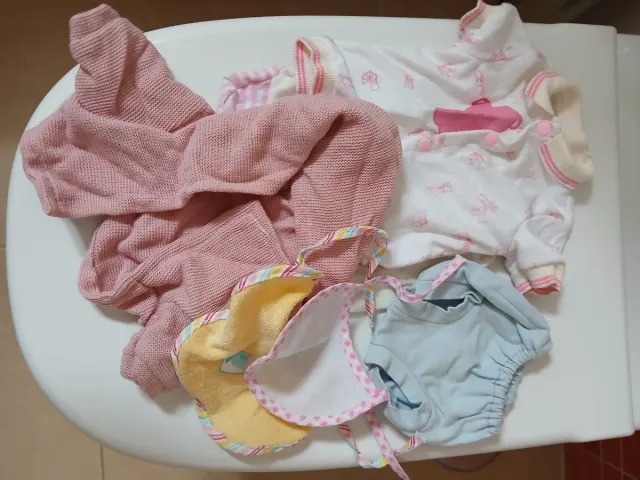 Muñeca bebé 'Antonio Juan' vestidos y accesorios