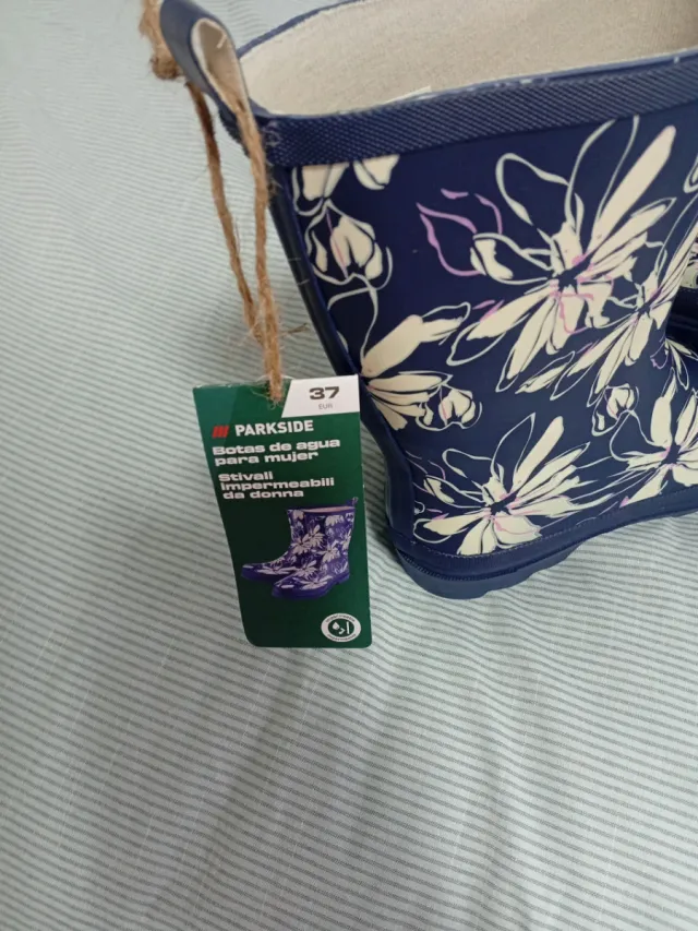 Botas de agua azules con flores