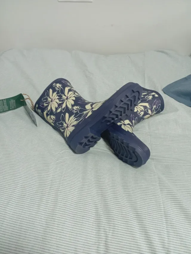 Botas de agua azules con flores
