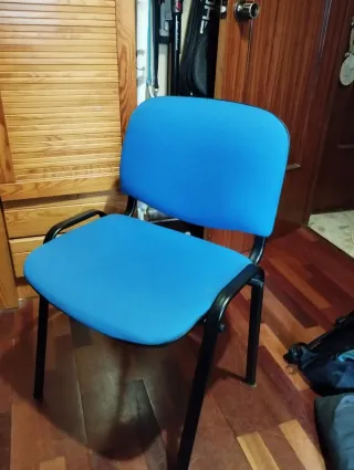 Silla de oficina azul y negra