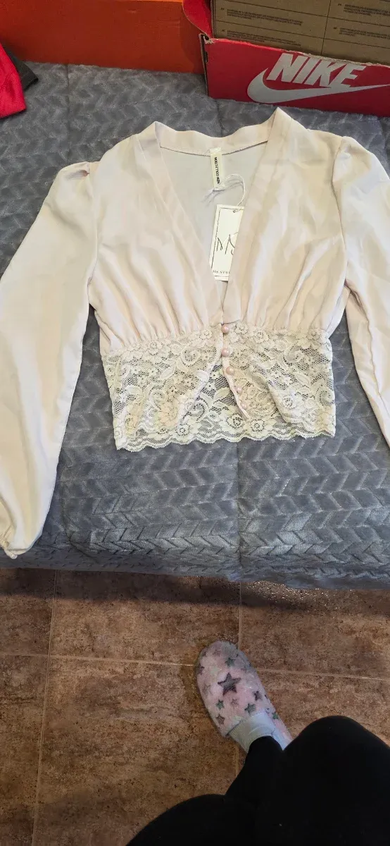 Blusa rosa con encaje