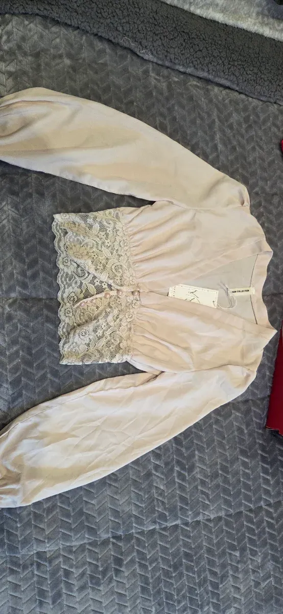 Blusa rosa con encaje