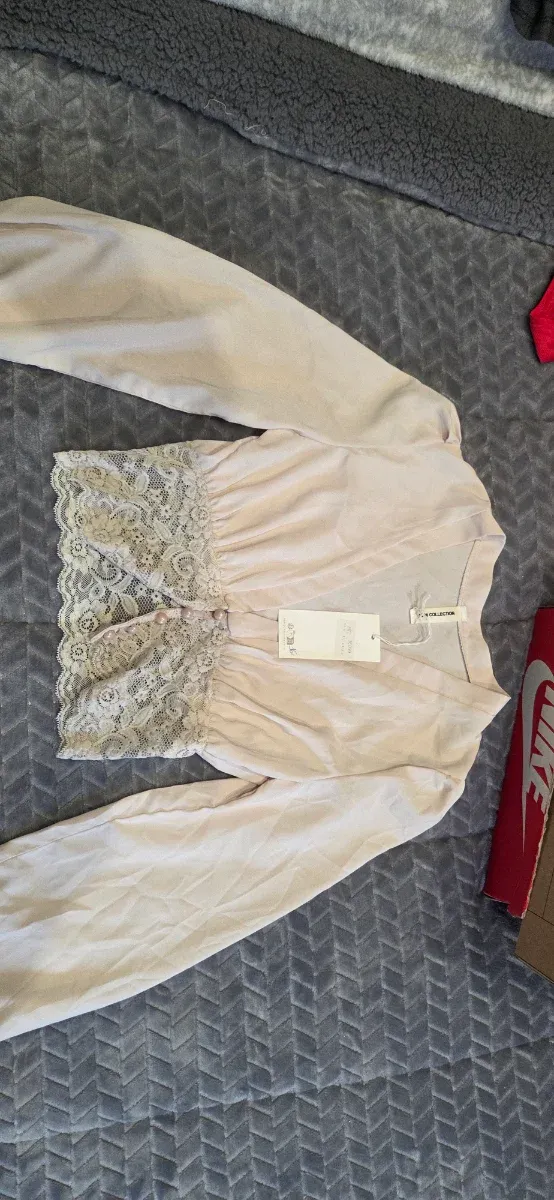 Blusa rosa con encaje