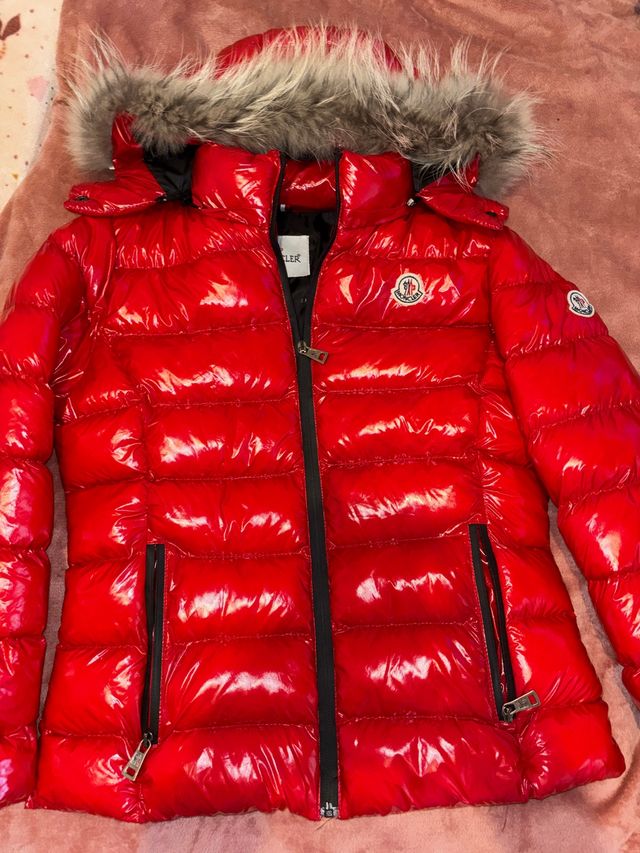 Abrigo Moncler Rojo Brillante con Capucha