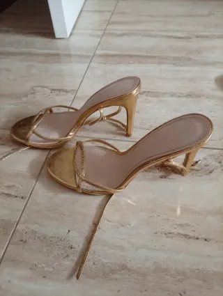 Zapatos dorados de tacón